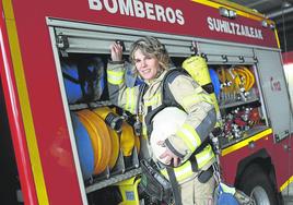 Yahaira Aguirre, con el pesado equipo de bombero, en el hangar del parque del servicio municipal de extinción de Miribilla, en Bilbao.