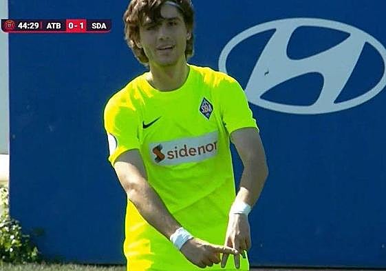 Unai Buján corta el avance de un rival.