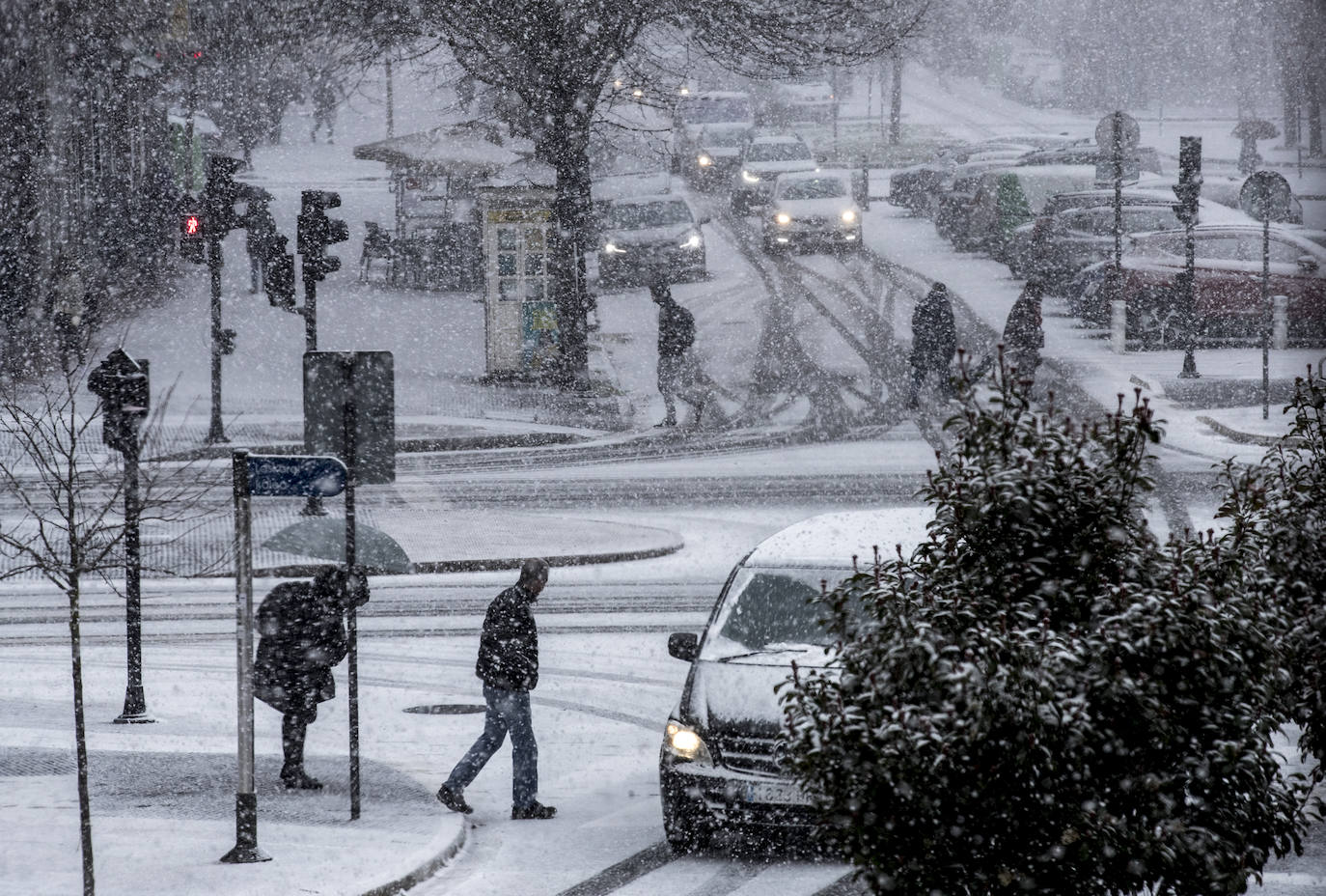 La nieve arrecia en Vitoria y dificulta la conducción en Álava