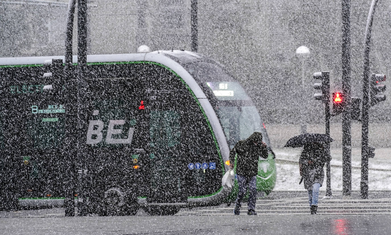La nieve arrecia en Vitoria y dificulta la conducción en Álava