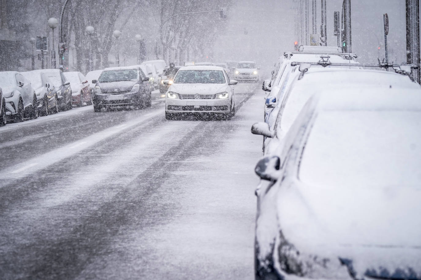 La nieve arrecia en Vitoria y dificulta la conducción en Álava
