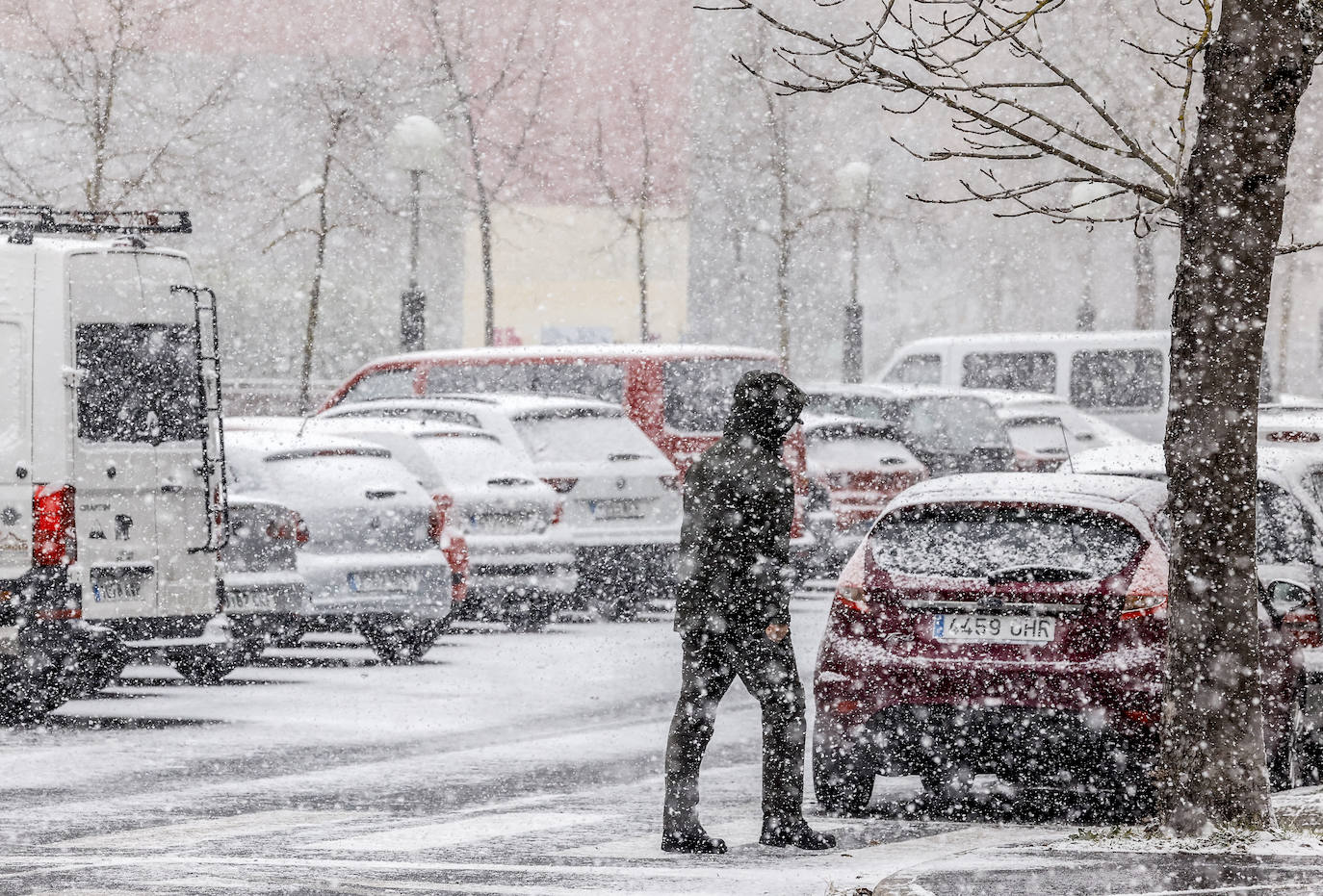 La nieve arrecia en Vitoria y dificulta la conducción en Álava