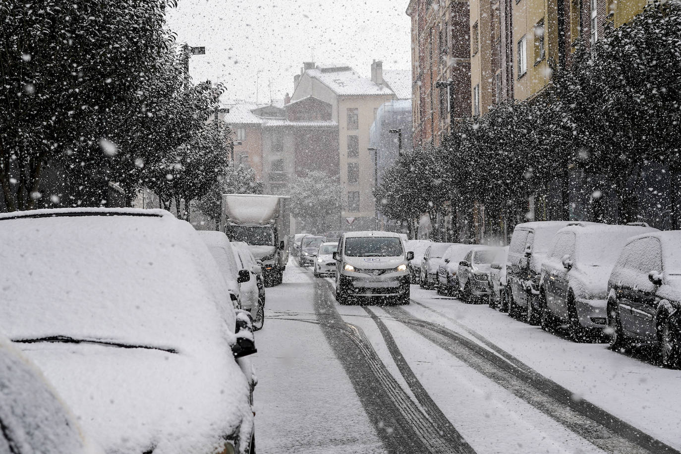 La nieve arrecia en Vitoria y dificulta la conducción en Álava