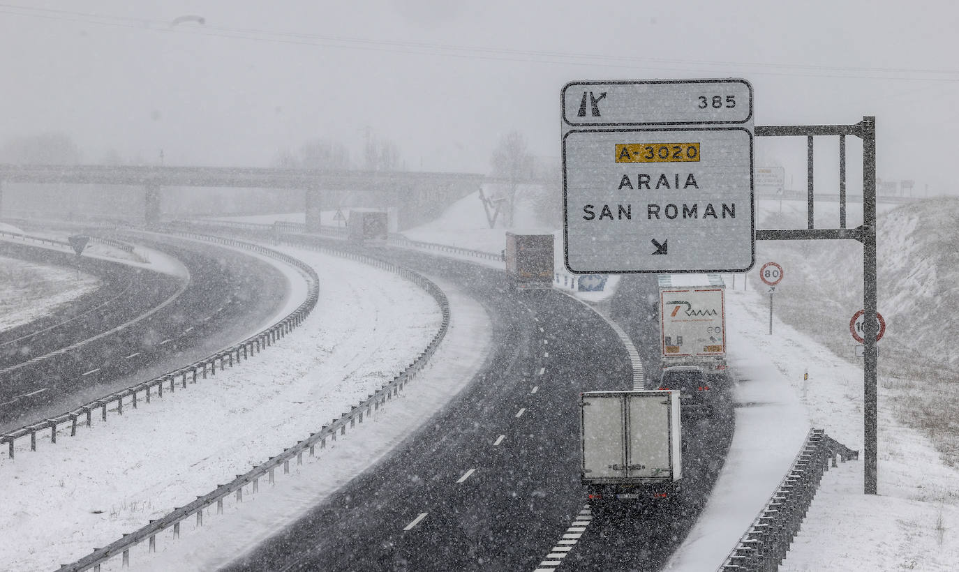 La nieve arrecia en Vitoria y dificulta la conducción en Álava