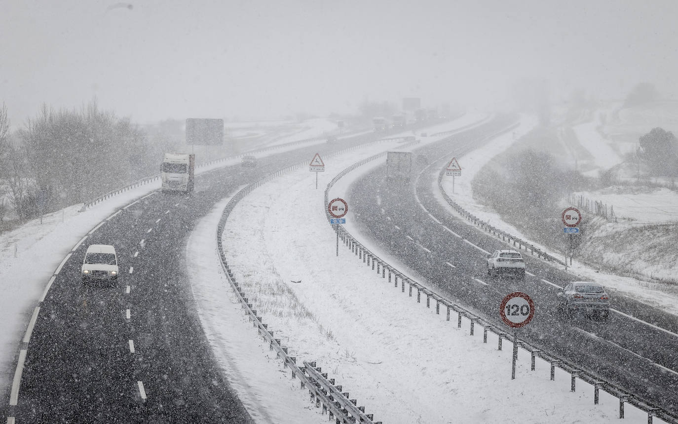 La nieve arrecia en Vitoria y dificulta la conducción en Álava