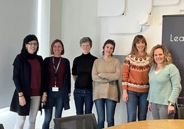 Un grupo de mujeres científicas de Lea Artibai posan juntas para la foto.