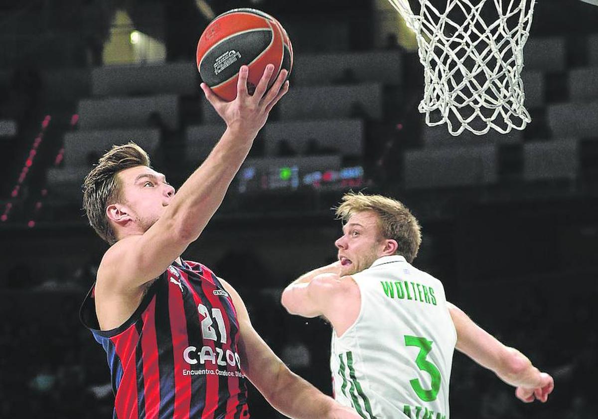 Maik Kotsar ensaya una bandeja ante la presencia de Wolters (Panathinaikos).