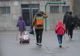 Alumnos entran a un colegio en Vitoria.