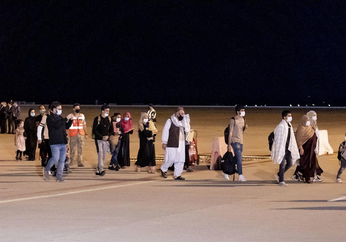 Varios ciudadanos afganos llegan a la Base Aérea de Torrejón de Ardoz, en el primer vuelo con refugiados afganos procedente de Islamabad el 11 de octubre de 2021.