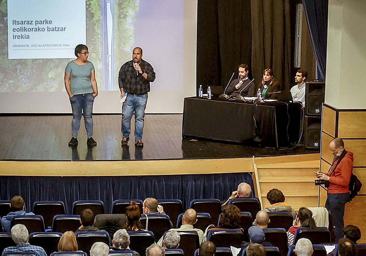 Reunión informativa de Statkraft en Aramaio para explicar su proyecto.