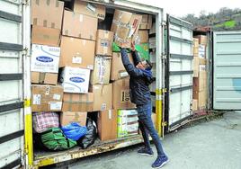 Los ocho trailers de ropa recolectados por la DYA permanecen en una empresa de Barakaldo esperando a ser enviados a las víctimas.