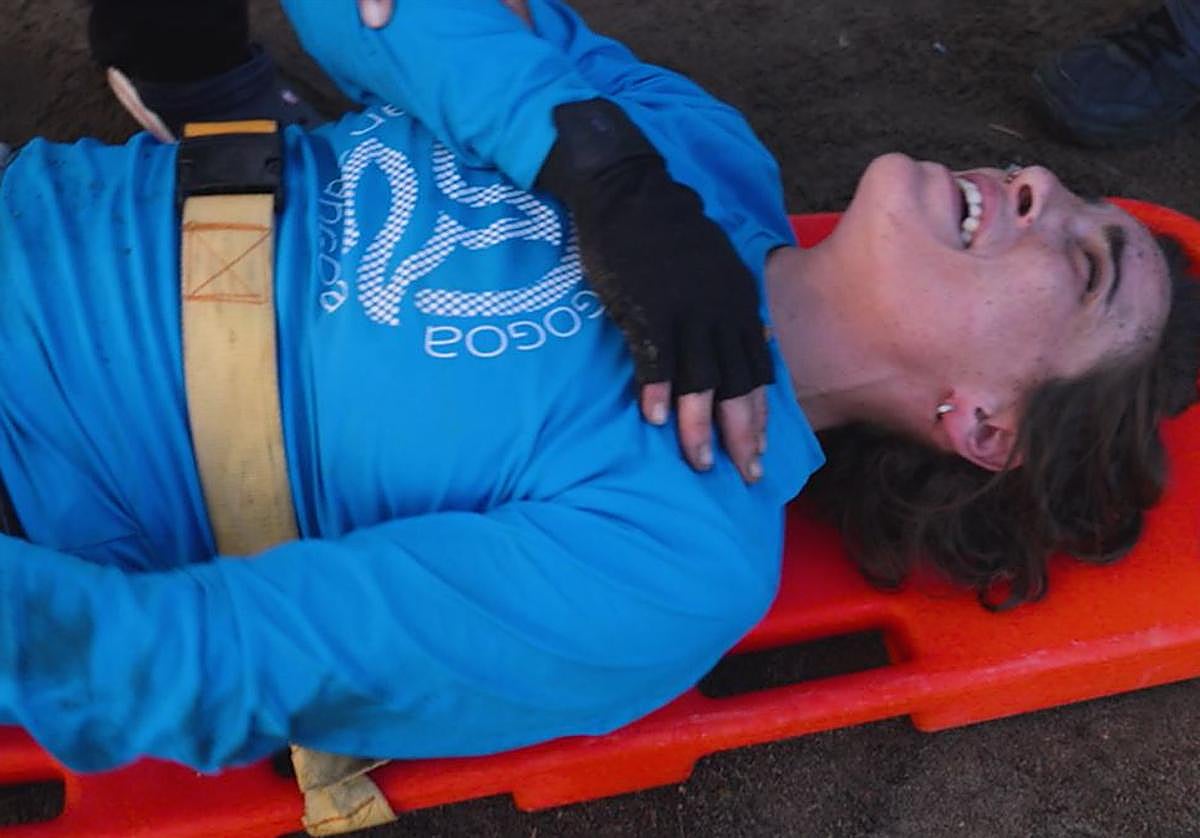 Irune sale en camilla tras su brutal accidente.