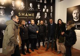 Visita de los parlamentarios este martes a la muestra 'Shame', en el Museo de Arte Sacro.