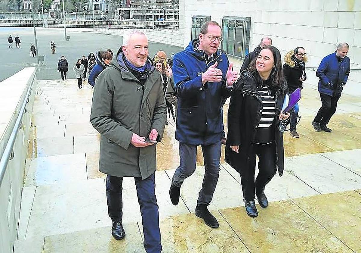 El director de la carrera, Cristian Prudhomme (en el centro), en el Guggenheim.