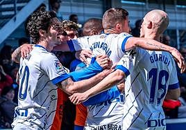 Los jugadores del Alavés celebran el gol.