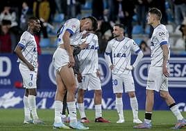 Los jugadores albiazules celebran el tanto del empate, firmado de manera brillante por Miguel.