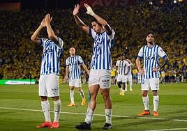 Los jugadores, apesadumbrados, tras el partido de Las Palmas.