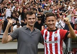 Ander Herrera posa junto al presidente Jon Uriarte el día de su presentación en San Mamés.