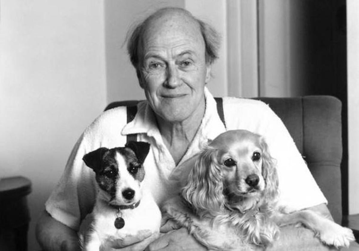 Roald Dahl, con sus dos perros.