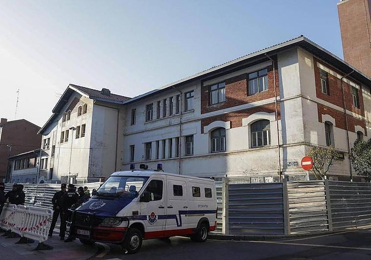 Imagen de archivo de unos agentes de la Ertzaintza (sin relación con la información.