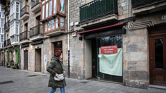 Cierra la última tienda de Adolfo Domínguez en Vitoria