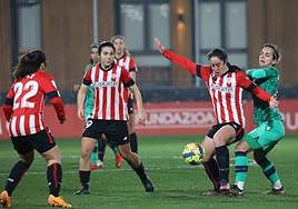 Lance del partido contra el Levante en Lezama.
