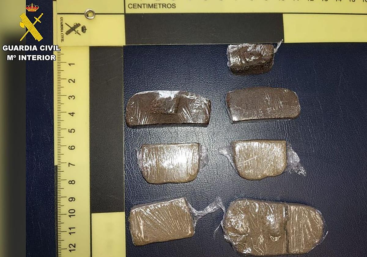 Detenido un inmigrante irregular por traficar con droga en un bar de Santurtzi