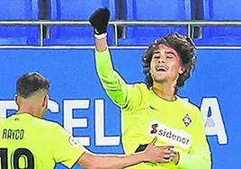 Julen Jon celebra uno de los goles con el Amorebieta.