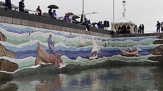 Un nuevo mural en honor a los pescadores aviva la esencia marinera de Santurtzi