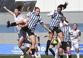 Ornella, junto a Pinto, trata de despejar la pelota tras un saque de esquina sacado por el Madrid CFF.