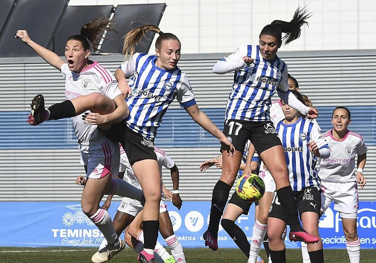 Ornella, junto a Pinto, trata de despejar la pelota tras un saque de esquina sacado por el Madrid CFF.