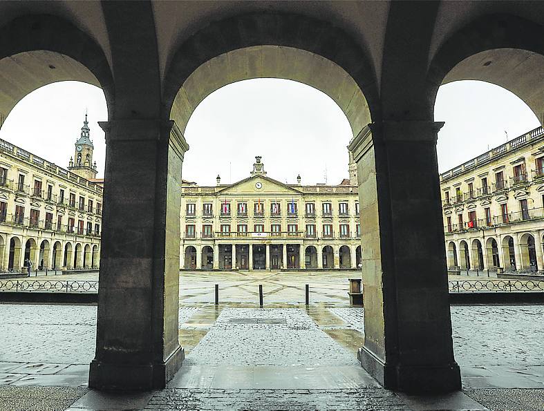 La plaza de España vista desde sus arquillos.