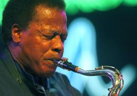 Wayne Shorter, con el saxo tenor durante un concierto en Mendizorroza.