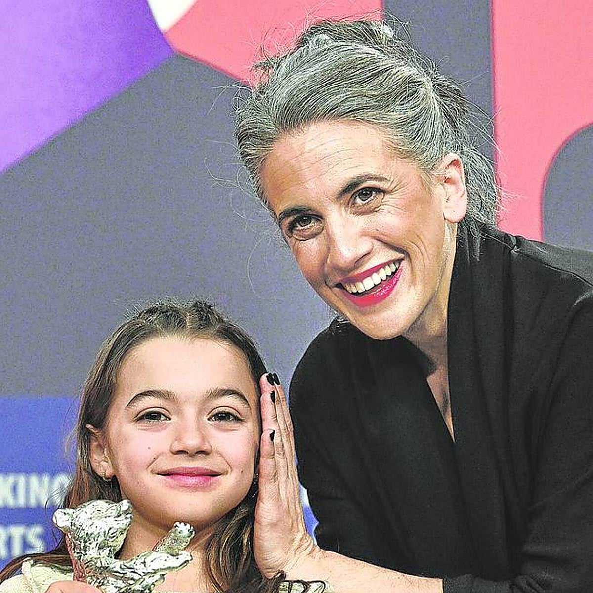 Sofía Otero, ganadora del Oso de Plata por '20.000 especies de abejas', junto a Lara Izagirre.