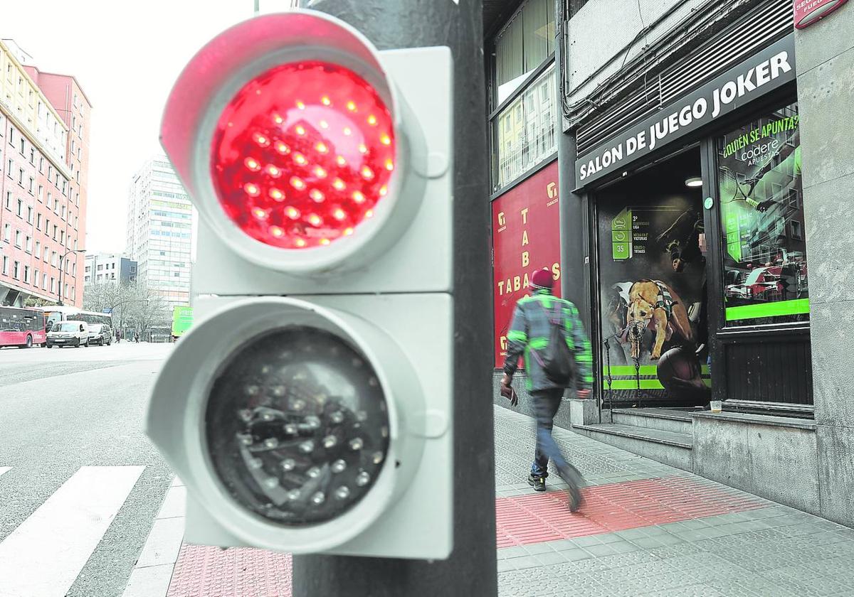 Distancia. La mayoría de los 46 salones de juego de Bilbao está en el centro. Algunos, como éste de la calle Autonomía, pegados a otros.