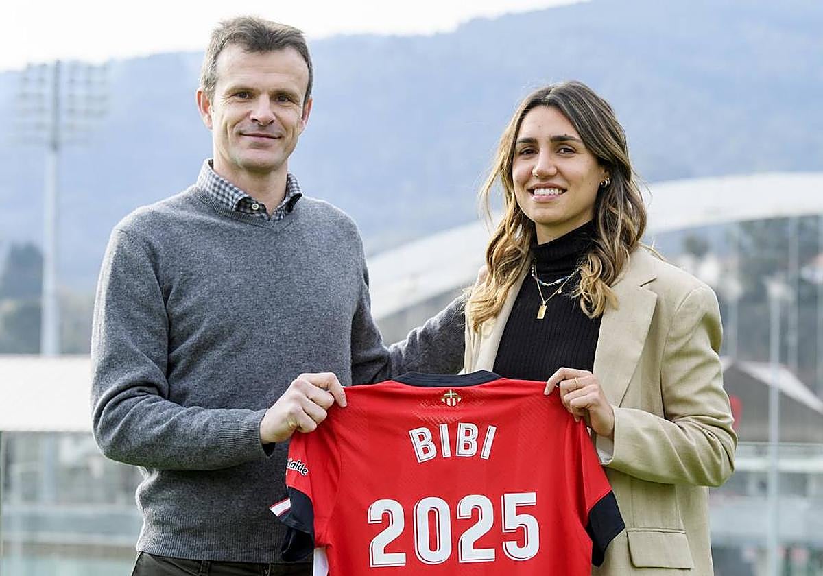 Jon Uriarte y Bibiane Schulze tras firmar la renovación en Lezama.