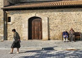 Los terrenos se ubican junto a la iglesia de San Pedro Apostol de Gardélegui.