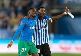 Owono celebra una victoria junto a Balboa.