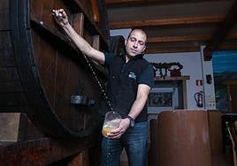 Aitor Durán escancia sidra de sus kupelas, abiertas todo el año.