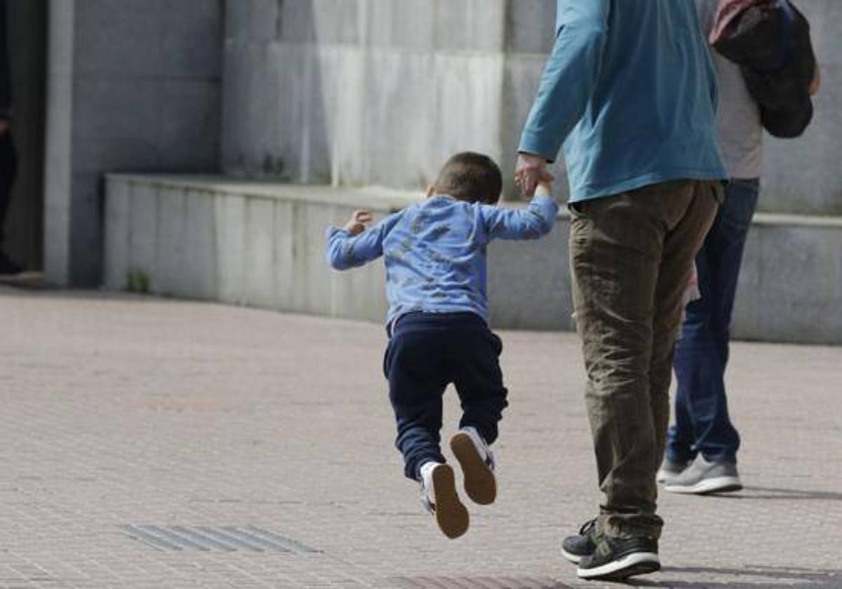 Aumentan un 35% los vascos que se reducen la jornada para cuidar hijos