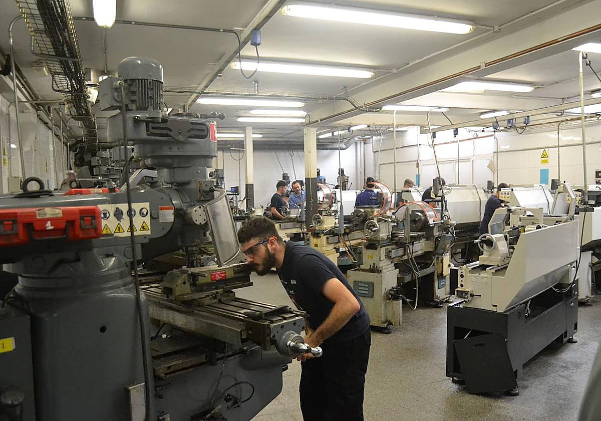 Curso de formación mecánica en el que es mayoritaria la presencia masculina.