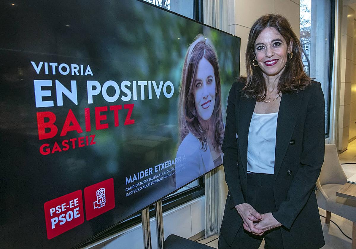 Maider Etxebarria, ante un monitor en el que se muestra el cartel de su campaña electoral.