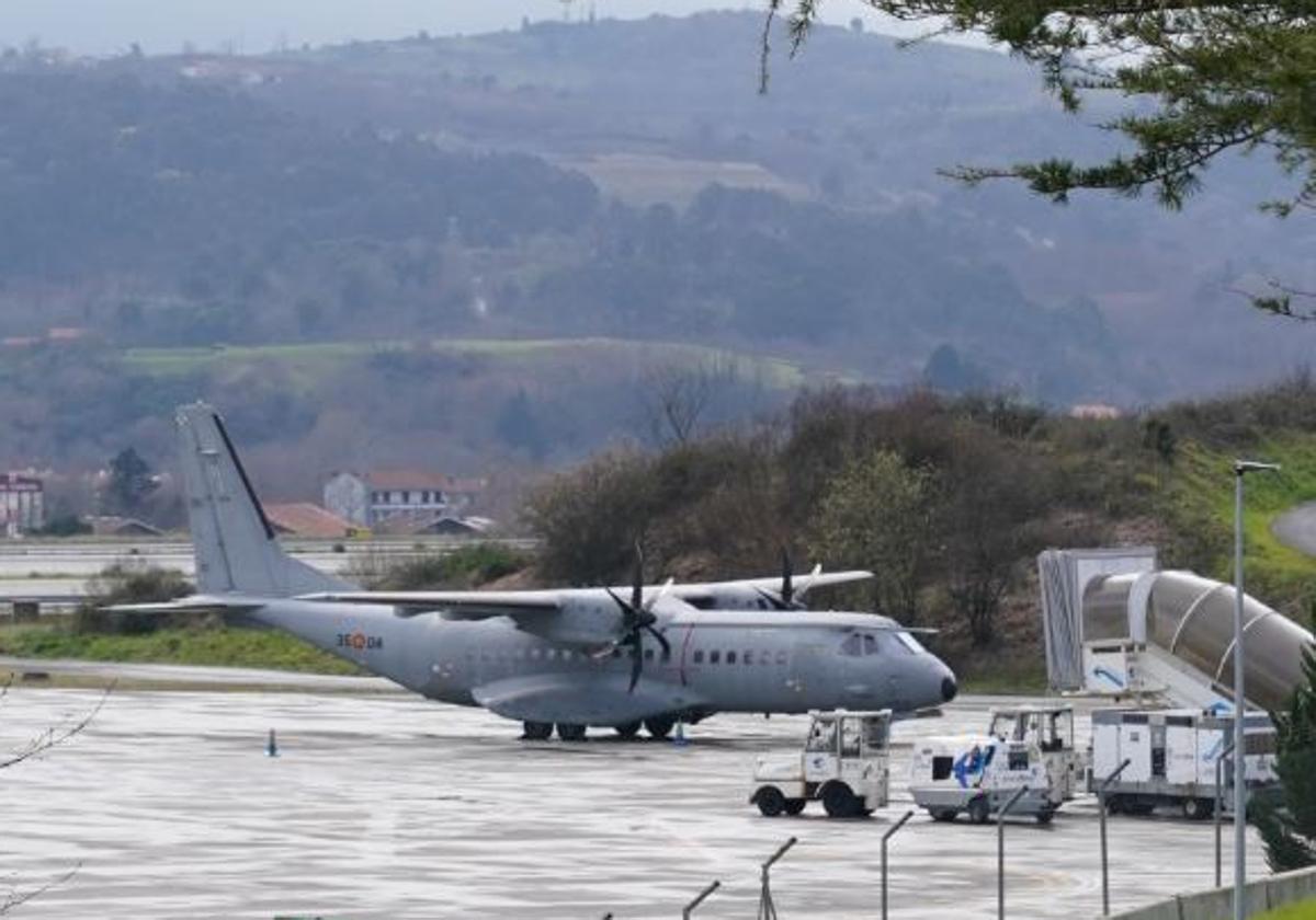 El C-295, de fabricación española, ha estacionado junto al nuevo bloque técnico y ha permanecido seis horas en Bilbao.