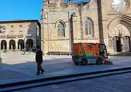 Barredora limpiando la céntrica plaza San Severino hace apenas unos días.