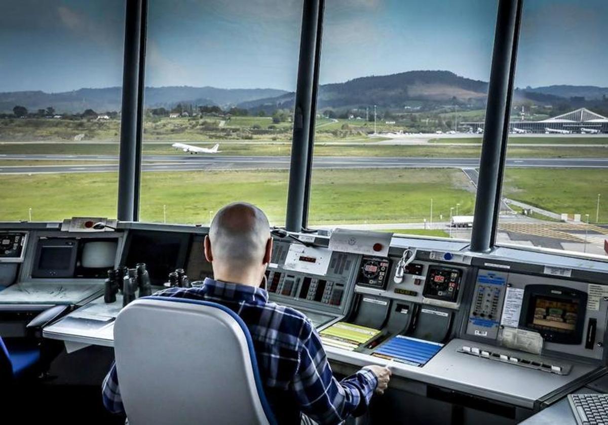 Un controlador da el visto bueno a un despegue en la torre del aeropuerto de Loiu