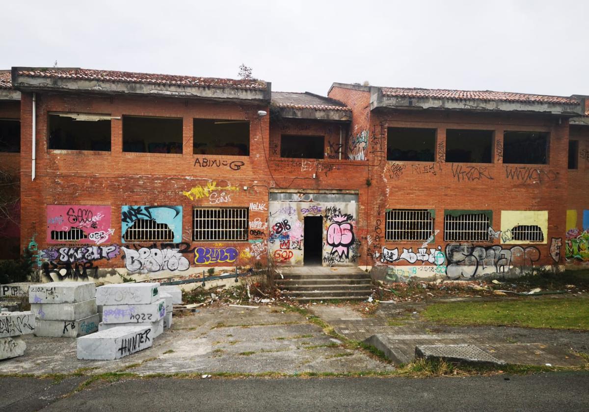 El conocido como Edificio de la Construcción, en el barrio de Kueto, se encuentra en desuso y en estado de ruina.