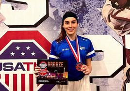 Jone Magdaleno, con su medalla de bronce lograda en el Abierto de Estados Unidos.