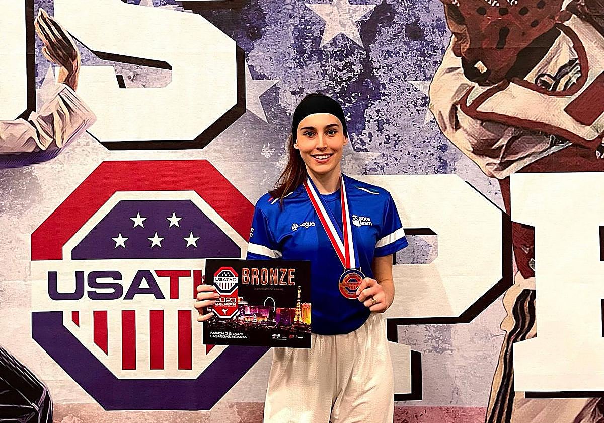 Jone Magdaleno, con su medalla de bronce lograda en el Abierto de Estados Unidos.