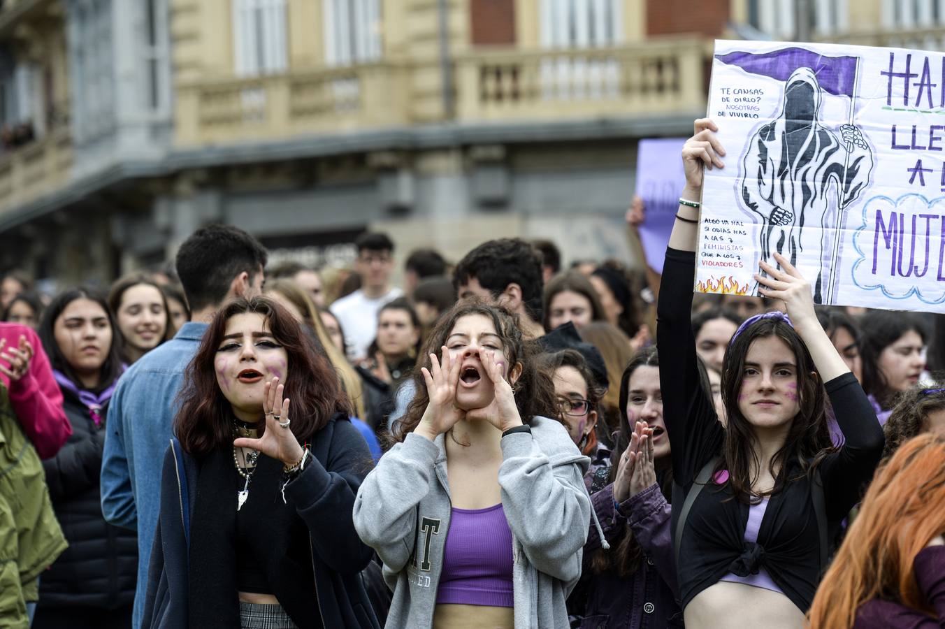 Miles de estudiantes por el 8-M en Bilbao