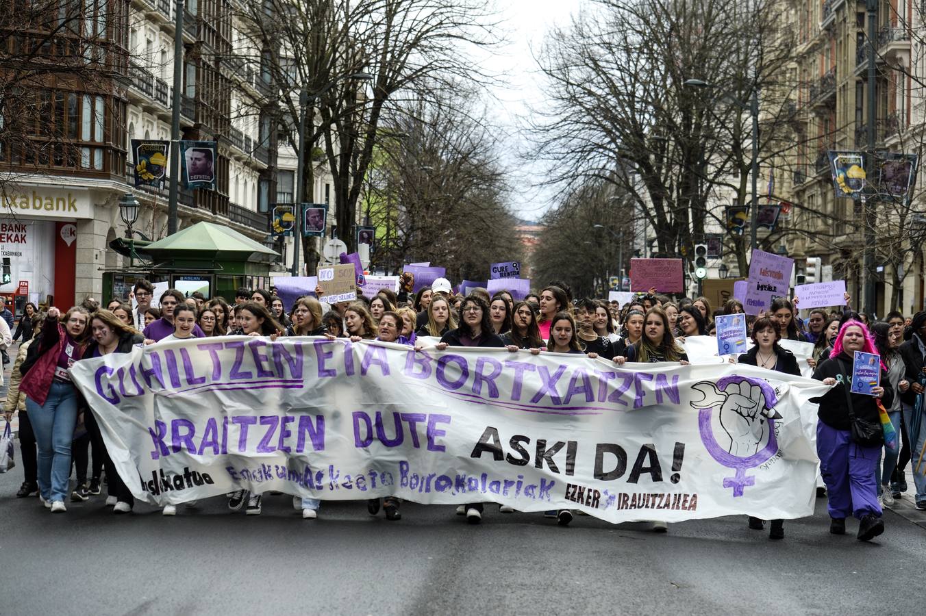 Miles de estudiantes por el 8-M en Bilbao